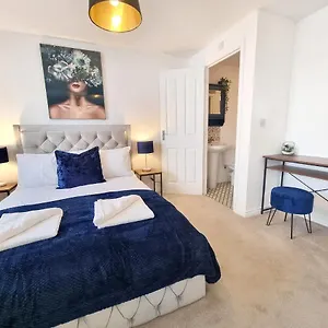  Holiday home Modern & Spacious 3 Bedrooms And 2 Bathrooms Home, Free Parking!
